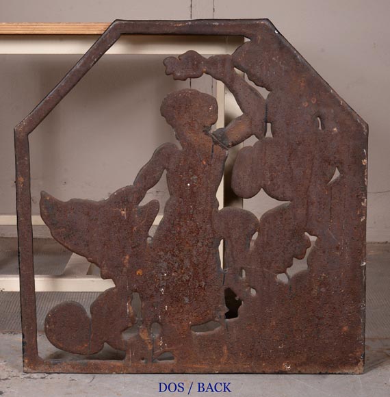 Très rare plaque de cheminée ajourée en fonte peinte  Très rare plaque de cheminée ajourée en fonte peinte