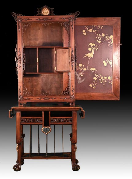 CHARBONNIER (ébéniste) pour L’ESCALIER DE CRISTAL, Cabinet japonisant à panneau laqué coulissant, vers 1890 CHARBONNIER (ébéniste) pour L’ESCALIER DE CRISTAL, Cabinet japonisant à panneau laqué coulissant, vers 1890-1