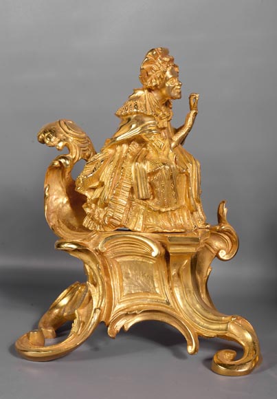 Paire de chenets anciens en bronze doré de style Louis XV en bronze doré avec personnages en costume Paire de chenets anciens en bronze doré de style Louis XV en bronze doré avec personnages en costume-1