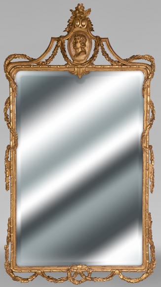 Trumeau ancien de style Napoléon III en bois doré sculpté à décor d'un profil en médaillon Trumeau ancien de style Napoléon III en bois doré sculpté à décor d'un profil en médaillon-0