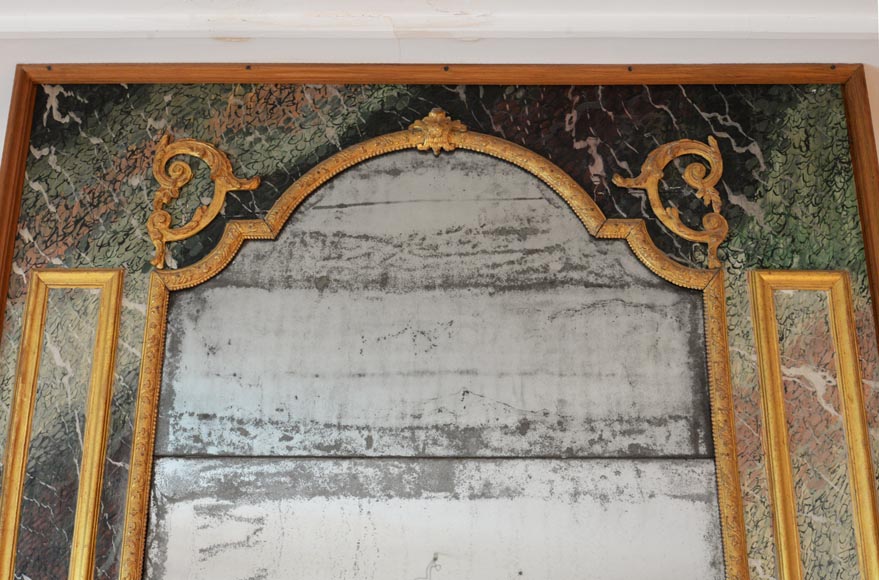 Trumeau de style Régence en bois doré et trompe l’oeil marbre de Campan, début du XIXe siècle Trumeau de style Régence en bois doré et trompe l’oeil marbre de Campan, début du XIXe siècle-1