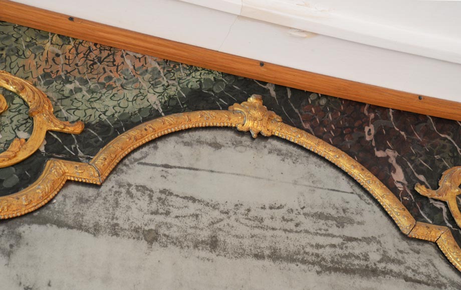 Trumeau de style Régence en bois doré et trompe l’oeil marbre de Campan, début du XIXe siècle Trumeau de style Régence en bois doré et trompe l’oeil marbre de Campan, début du XIXe siècle-2