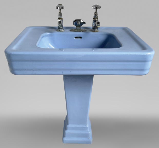 Lavabo bleu en faïence sur pied, années 50 Lavabo bleu en faïence sur pied, années 50-0