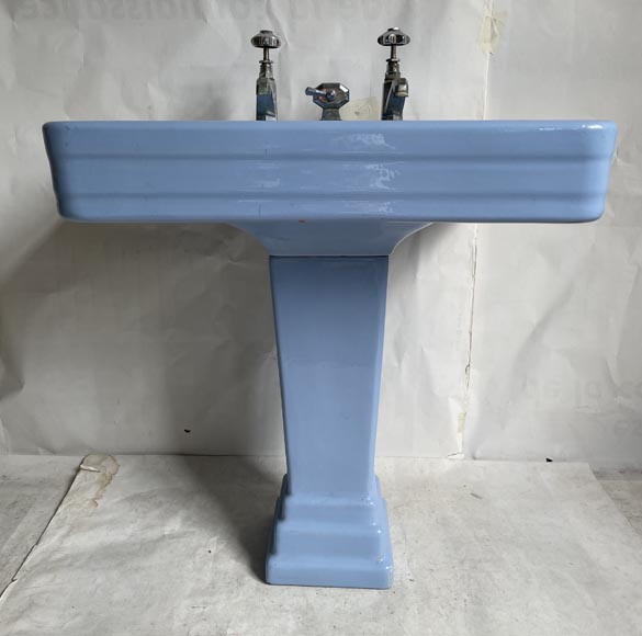 Lavabo bleu en faïence sur pied, années 50 Lavabo bleu en faïence sur pied, années 50-1