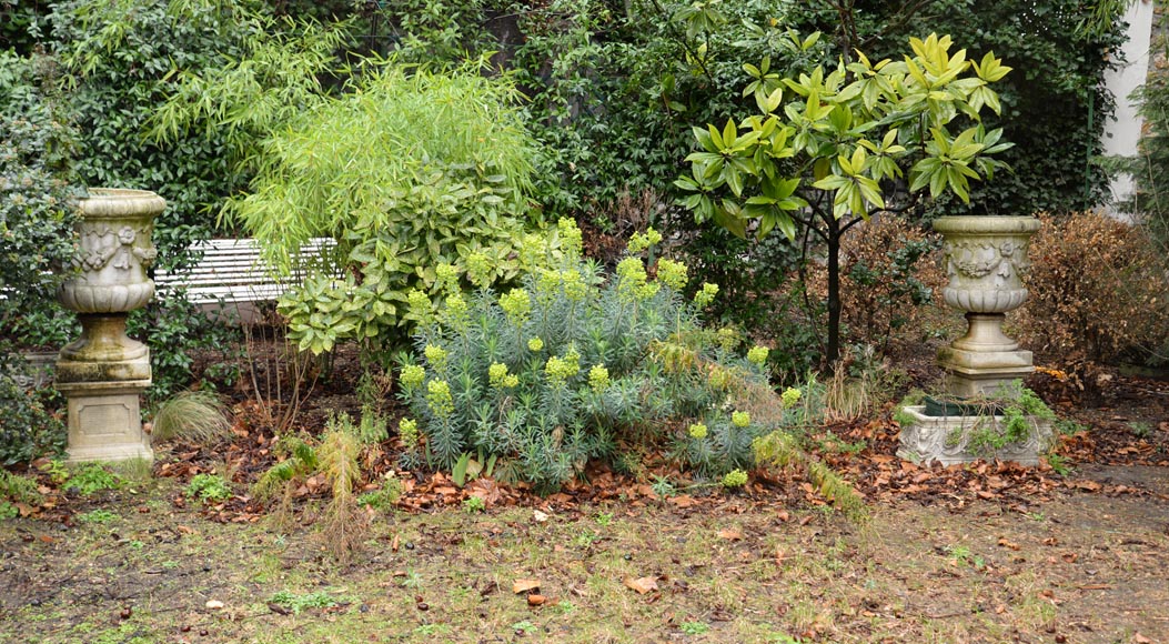 Paire de vases Médicis en pierre composite, fin du XXe siècle Paire de vases Médicis en pierre composite, fin du XXe siècle-6