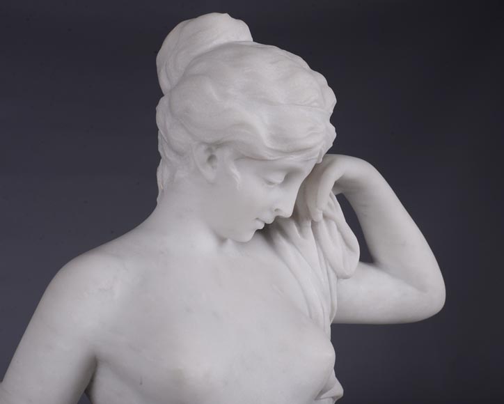 Pendule en marbre fleur de pêcher et bronze doré surmontée d’une sculpture en marbre   blanc statuaire représentant Phryné devant ses juges signée « Campagne », vers 1900 Pendule en marbre fleur de pêcher et bronze doré surmontée d’une sculpture en marbre   blanc statuaire représentant Phryné devant ses juges signée « Campagne », vers 1900-5