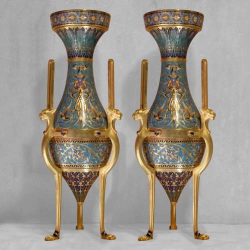 Louis-Constant SÉVIN (1821-1888) et Ferdinand BARBEDIENNE (1810-1892), Exceptionnelle paire de vases d'ornement en bronze et émail, modèle présenté à l'Exposition Universelle de Londres en 1862
