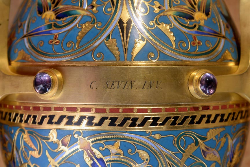 Louis-Constant SÉVIN (1821-1888) et Ferdinand BARBEDIENNE (1810-1892), Exceptionnelle paire de vases d'ornement en bronze et émail, modèle présenté à l'Exposition Universelle de Londres en 1862 Louis-Constant SÉVIN (1821-1888) et Ferdinand BARBEDIENNE (1810-1892), Exceptionnelle paire de vases d'ornement en bronze et émail, modèle présenté à l'Exposition Universelle de Londres en 1862-3