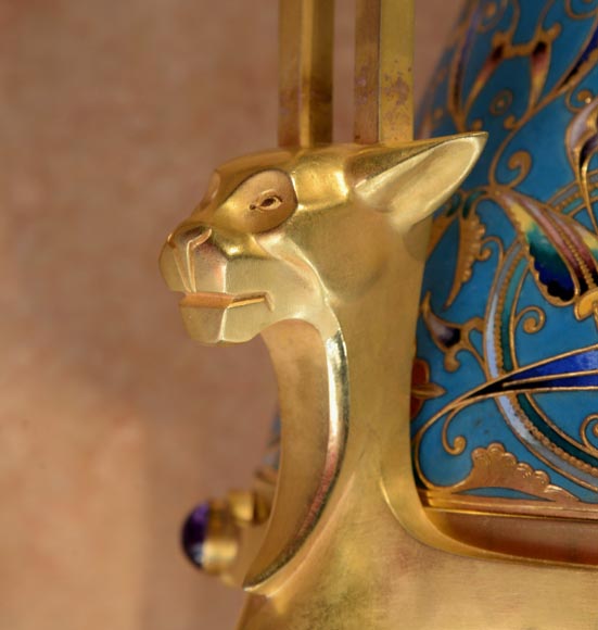 Louis-Constant SÉVIN (1821-1888) et Ferdinand BARBEDIENNE (1810-1892), Exceptionnelle paire de vases d'ornement en bronze et émail, modèle présenté à l'Exposition Universelle de Londres en 1862 Louis-Constant SÉVIN (1821-1888) et Ferdinand BARBEDIENNE (1810-1892), Exceptionnelle paire de vases d'ornement en bronze et émail, modèle présenté à l'Exposition Universelle de Londres en 1862-4