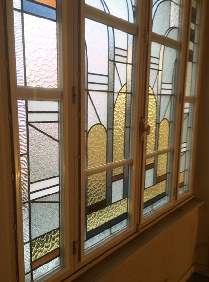 Petite fenêtre en vitrail motif Art Déco, vers 1940 Petite fenêtre en vitrail motif Art Déco, vers 1940-1