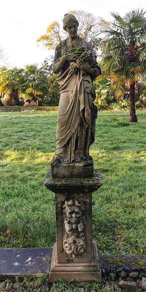 Ensemble de deux sculptures de femmes drapées à l'antique en pierre, milieu XIXe siècle -1