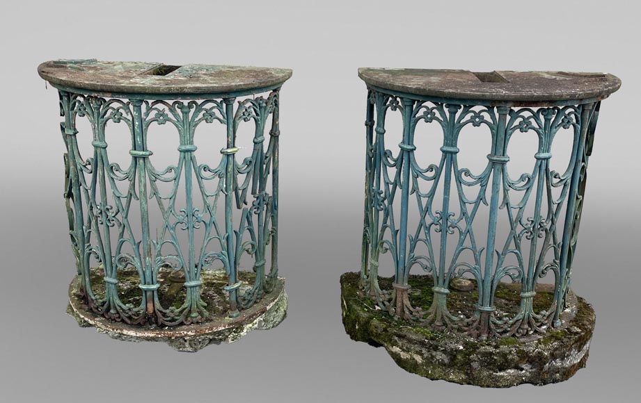 Paire de consoles d’extérieur en fer forgé, forme demi-lune Paire de consoles d’extérieur en fer forgé, forme demi-lune-0