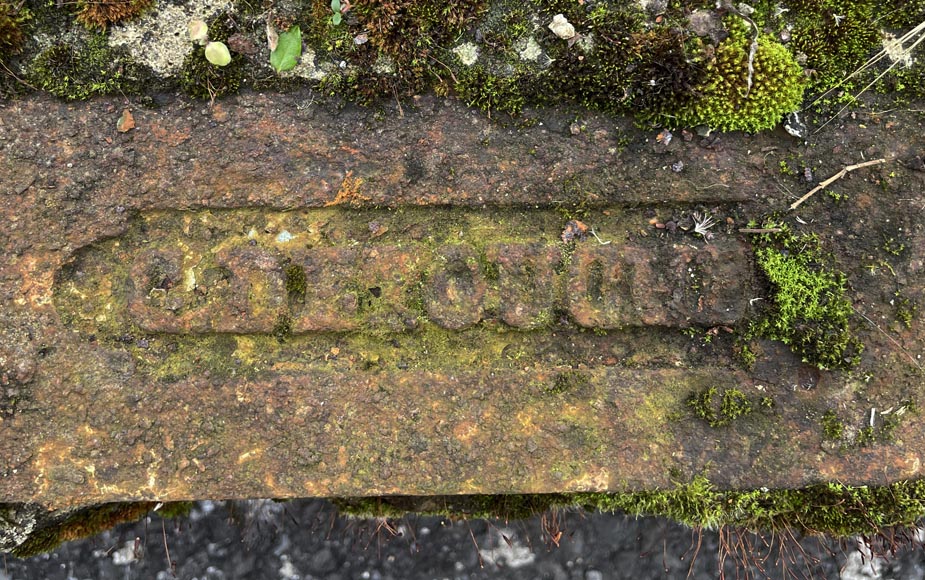 Paire de consoles d’extérieur en fer forgé, forme demi-lune Paire de consoles d’extérieur en fer forgé, forme demi-lune-10