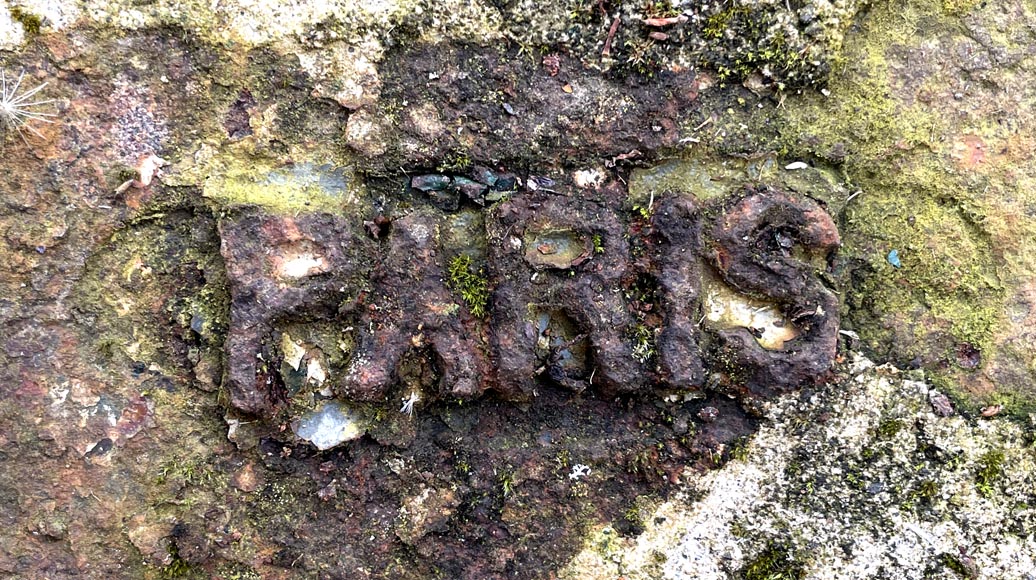 Paire de consoles d’extérieur en fer forgé, forme demi-lune Paire de consoles d’extérieur en fer forgé, forme demi-lune-11