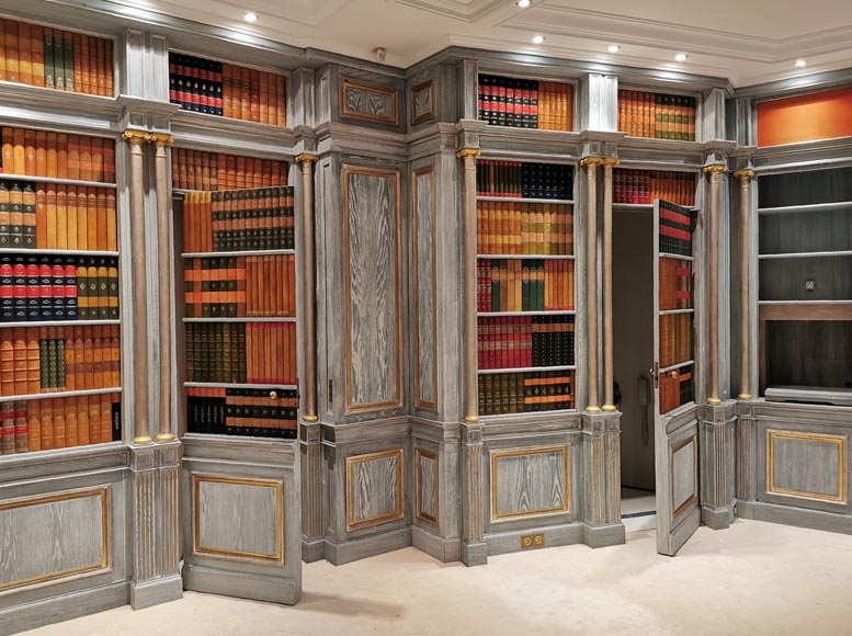 Pièce de boiserie à décor de bibliothèque en trompe l’oeil, fin du XXe siècle Pièce de boiserie à décor de bibliothèque en trompe l’oeil, fin du XXe siècle-1
