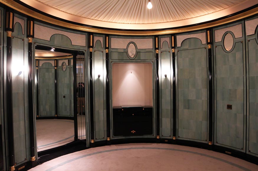 Emilio Terry (1890 -1869) (dans le goût de), Pièce ronde aux murs ornés de papier peint imitant le galuchat, fin du XXe siècle Emilio Terry (1890 -1869) (dans le goût de), Pièce ronde aux murs ornés de papier peint imitant le galuchat, fin du XXe siècle-0