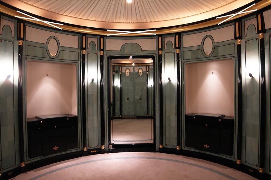 Emilio Terry (1890 -1869) (dans le goût de), Pièce ronde aux murs ornés de papier peint imitant le galuchat, fin du XXe siècle Emilio Terry (1890 -1869) (dans le goût de), Pièce ronde aux murs ornés de papier peint imitant le galuchat, fin du XXe siècle-1