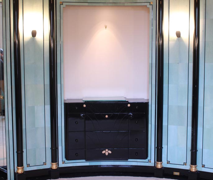 Emilio Terry (1890 -1869) (dans le goût de), Pièce ronde aux murs ornés de papier peint imitant le galuchat, fin du XXe siècle Emilio Terry (1890 -1869) (dans le goût de), Pièce ronde aux murs ornés de papier peint imitant le galuchat, fin du XXe siècle-3