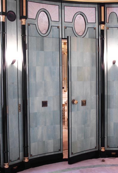 Emilio Terry (1890 -1869) (dans le goût de), Pièce ronde aux murs ornés de papier peint imitant le galuchat, fin du XXe siècle Emilio Terry (1890 -1869) (dans le goût de), Pièce ronde aux murs ornés de papier peint imitant le galuchat, fin du XXe siècle-10