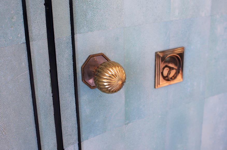 Emilio Terry (1890 -1869) (dans le goût de), Pièce ronde aux murs ornés de papier peint imitant le galuchat, fin du XXe siècle Emilio Terry (1890 -1869) (dans le goût de), Pièce ronde aux murs ornés de papier peint imitant le galuchat, fin du XXe siècle-11