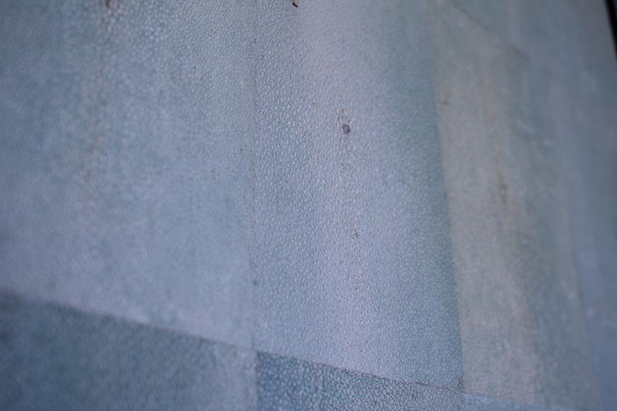 Emilio Terry (1890 -1869) (dans le goût de), Pièce ronde aux murs ornés de papier peint imitant le galuchat, fin du XXe siècle Emilio Terry (1890 -1869) (dans le goût de), Pièce ronde aux murs ornés de papier peint imitant le galuchat, fin du XXe siècle-14