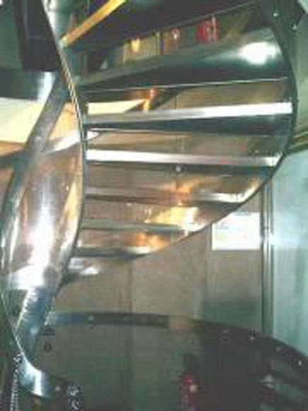 Escalier en inox en colimaçon, vers 1970 Escalier en inox en colimaçon, vers 1970-4