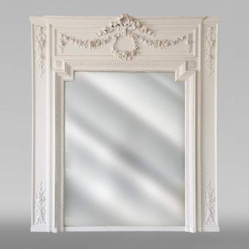 Trumeau de style Louis XVI en bois et stuc peint aux guirlandes de fleurs