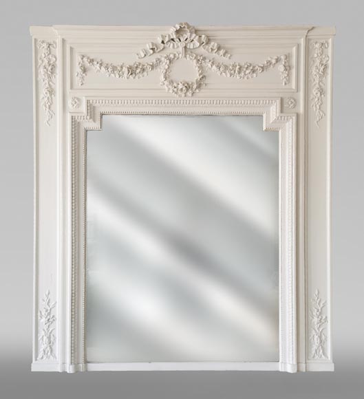 Trumeau de style Louis XVI en bois et stuc peint aux guirlandes de fleurs Trumeau de style Louis XVI en bois et stuc peint aux guirlandes de fleurs-0