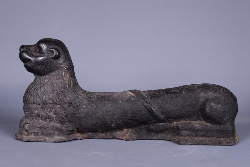 Rare paire de chenets zoomorphes en fonte de fer figurant un chien couché, Wallonie, XVIe siècle Rare paire de chenets zoomorphes en fonte de fer figurant un chien couché, Wallonie, XVIe siècle-4