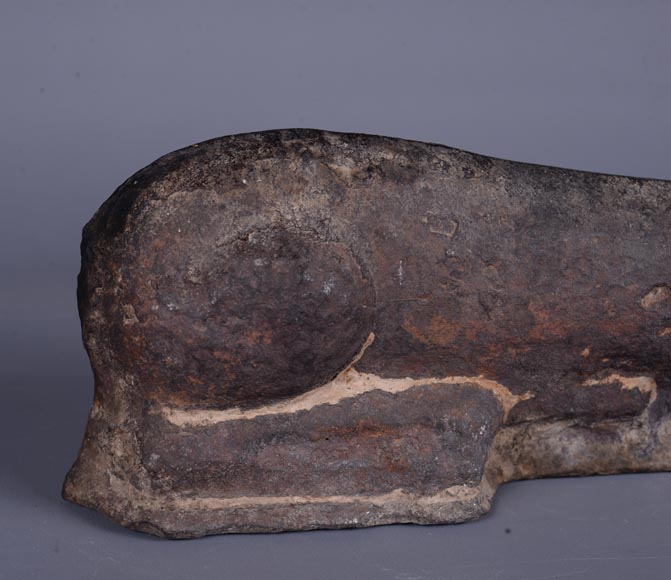 Rare paire de chenets zoomorphes en fonte de fer figurant un chien couché, Wallonie, XVIe siècle Rare paire de chenets zoomorphes en fonte de fer figurant un chien couché, Wallonie, XVIe siècle-5