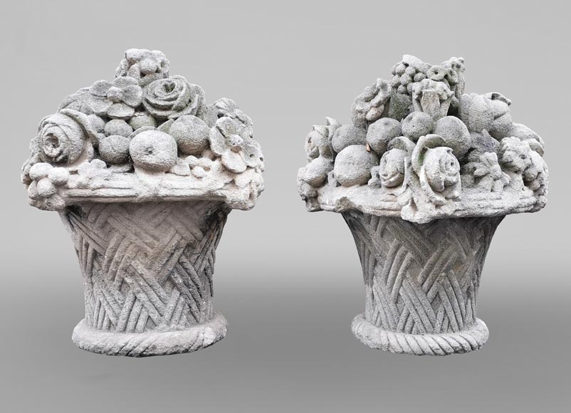 Paire de corbeilles de fruits et fleurs en pierre sculptée, fin du XIXe siècle Paire de corbeilles de fruits et fleurs en pierre sculptée, fin du XIXe siècle-0
