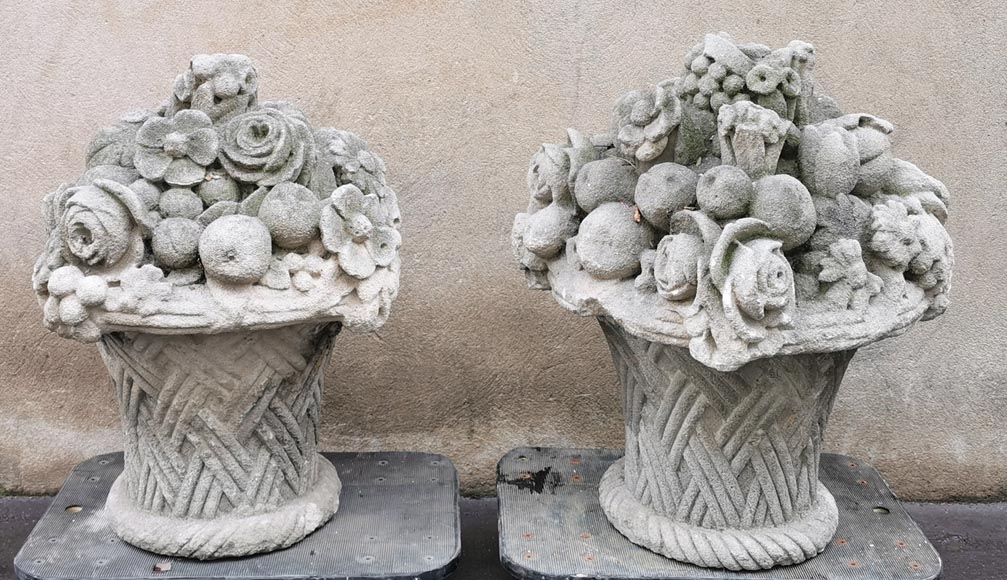 Paire de corbeilles de fruits et fleurs en pierre sculptée, fin du XIXe siècle Paire de corbeilles de fruits et fleurs en pierre sculptée, fin du XIXe siècle-1