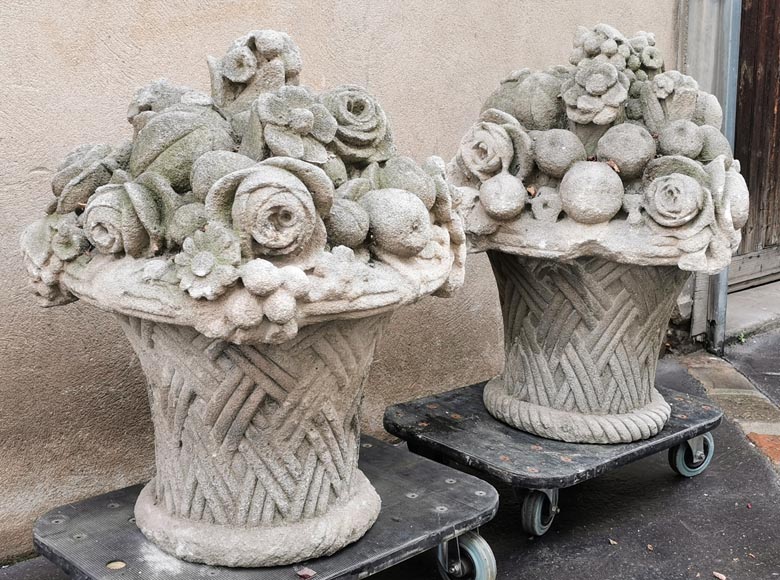 Paire de corbeilles de fruits et fleurs en pierre sculptée, fin du XIXe siècle Paire de corbeilles de fruits et fleurs en pierre sculptée, fin du XIXe siècle-2