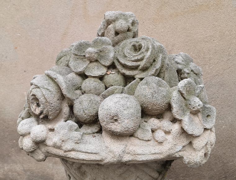 Paire de corbeilles de fruits et fleurs en pierre sculptée, fin du XIXe siècle Paire de corbeilles de fruits et fleurs en pierre sculptée, fin du XIXe siècle-7
