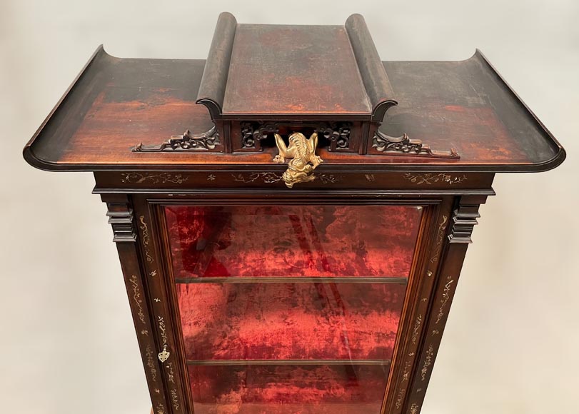 Gabriel VIARDOT, Vitrine japonisante avec piétement orné de chimère et décor en nacre Gabriel VIARDOT, Vitrine japonisante avec piétement orné de chimère et décor en nacre -5