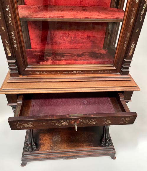 Gabriel VIARDOT, Vitrine japonisante avec piétement orné de chimère et décor en nacre Gabriel VIARDOT, Vitrine japonisante avec piétement orné de chimère et décor en nacre -8