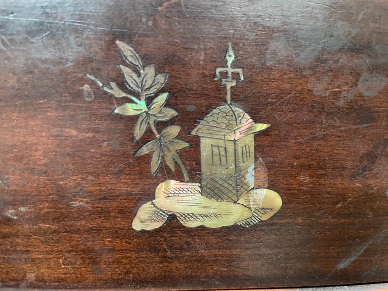 Gabriel VIARDOT, Vitrine japonisante avec piétement orné de chimère et décor en nacre Gabriel VIARDOT, Vitrine japonisante avec piétement orné de chimère et décor en nacre -12