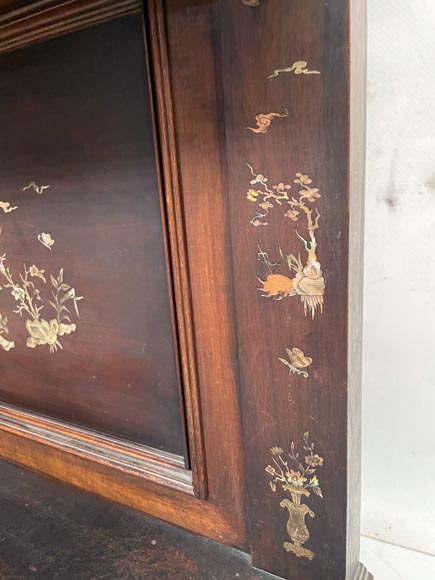 Gabriel VIARDOT, Vitrine japonisante avec piétement orné de chimère et décor en nacre Gabriel VIARDOT, Vitrine japonisante avec piétement orné de chimère et décor en nacre -17