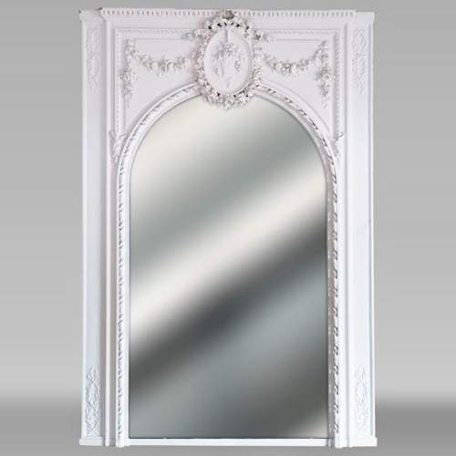 Trumeau de style Louis XVI orné de guirlandes de fleurs