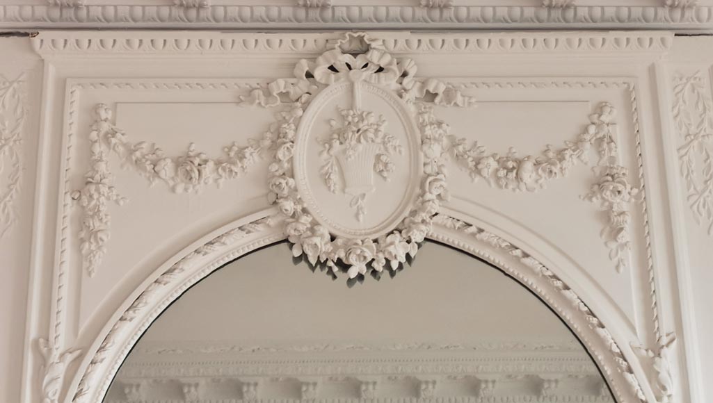 Trumeau de style Louis XVI orné de guirlandes de fleurs Trumeau de style Louis XVI orné de guirlandes de fleurs -1