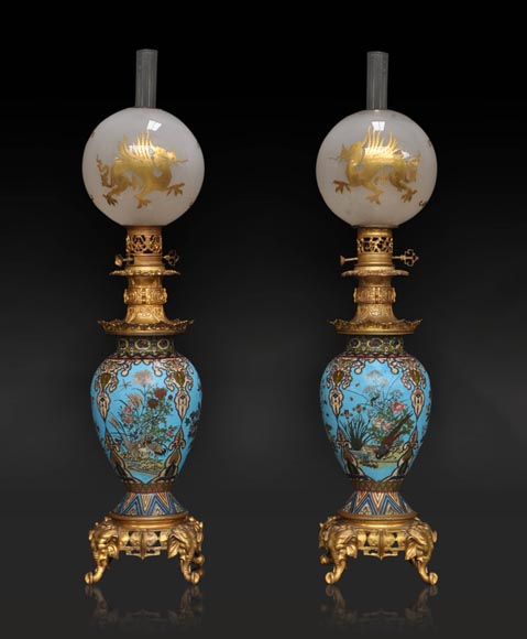 Ferdinand BARBEDIENNE (1810 – 1892) (Attrib. à) Paire de lampes à décor d'émail cloisonné chinois Ferdinand BARBEDIENNE (1810 – 1892) (Attrib. à) Paire de lampes à décor d'émail cloisonné chinois-0