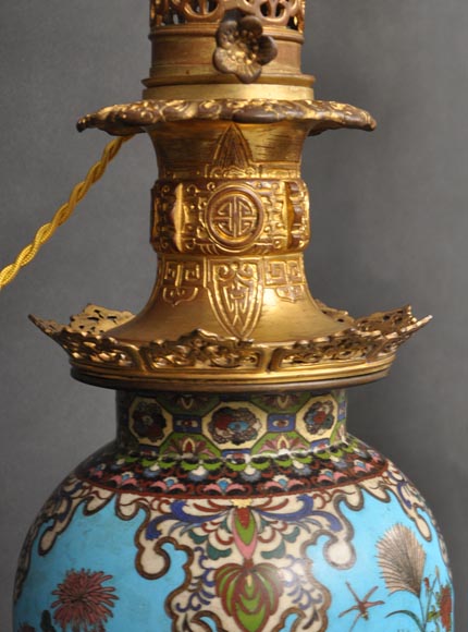 Ferdinand BARBEDIENNE (1810 – 1892) (Attrib. à) Paire de lampes à décor d'émail cloisonné chinois Ferdinand BARBEDIENNE (1810 – 1892) (Attrib. à) Paire de lampes à décor d'émail cloisonné chinois-1