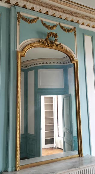 Trumeau de style Louis XVI à la couronne de roses et aux guirlandes de fleurs Trumeau de style Louis XVI à la couronne de roses et aux guirlandes de fleurs-1