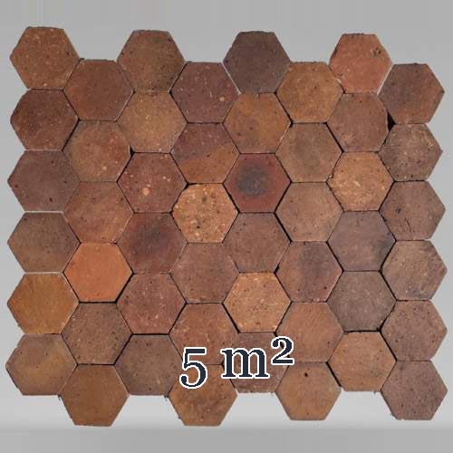 Lot d'environ 5 m² de dalles hexagonales anciennes en terre cuite, XIXe siècle