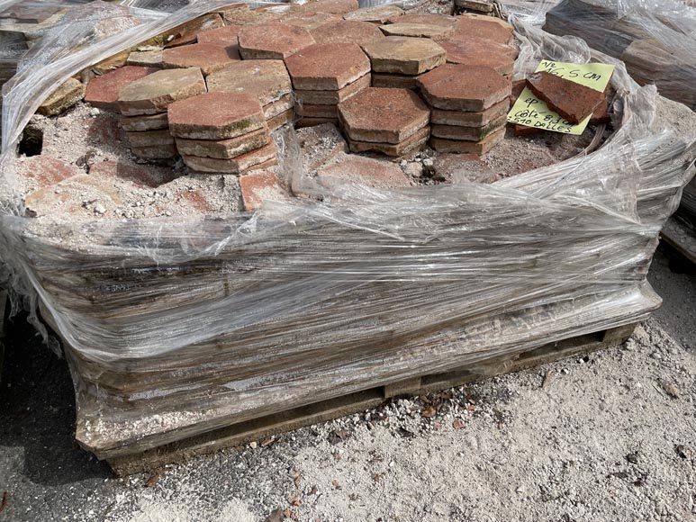 Lot de 16 m² de dalles hexagonales anciennes en terre cuite, XVIIIe siècle Lot de 16 m² de dalles hexagonales anciennes en terre cuite, XVIIIe siècle-3