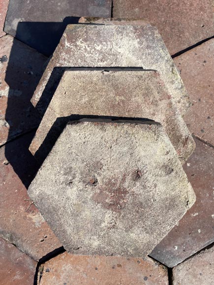 Lot d'environ 10,5 m² de dalles hexagonales anciennes en terre cuite, XIXe siècle Lot d'environ 10,5 m² de dalles hexagonales anciennes en terre cuite, XIXe siècle-2