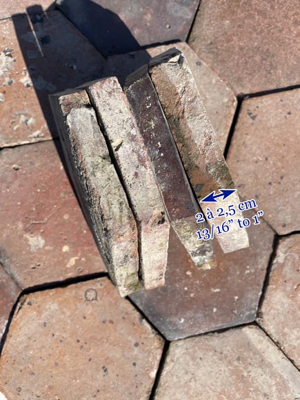 Lot d'environ 10,5 m² de dalles hexagonales anciennes en terre cuite, XIXe siècle Lot d'environ 10,5 m² de dalles hexagonales anciennes en terre cuite, XIXe siècle-3