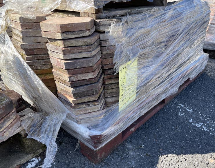 Lot d'environ 10,5 m² de dalles hexagonales anciennes en terre cuite, XIXe siècle Lot d'environ 10,5 m² de dalles hexagonales anciennes en terre cuite, XIXe siècle-4