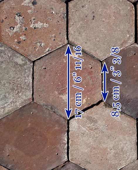 Lot d'environ 10,5 m² de dalles hexagonales anciennes en terre cuite, XIXe siècle Lot d'environ 10,5 m² de dalles hexagonales anciennes en terre cuite, XIXe siècle-5