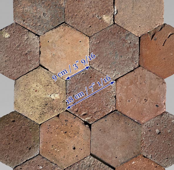 Lot d'environ 9,5 m² de dalles hexagonales anciennes en terre cuite, XIXe siècle Lot d'environ 9,5 m² de dalles hexagonales anciennes en terre cuite, XIXe siècle-5